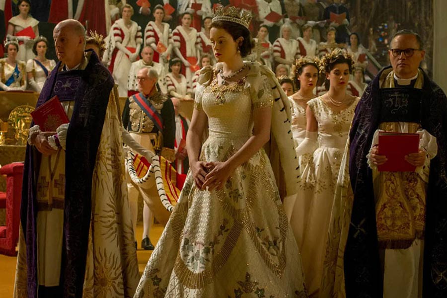 জনপ্রিয়: দ্য ক্রাউন-এ রাজ্যাভিষেকের পোশাকে রানির চরিত্রে ক্লেয়ার ফয়।