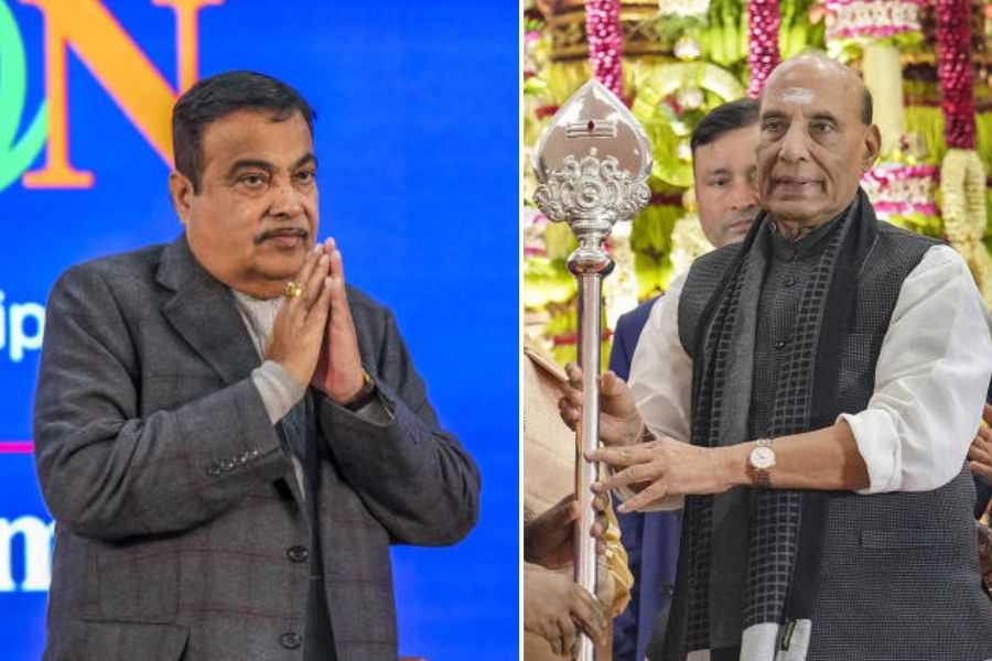 এখনও ৭৫ বছর না হলেও এ বার লোকসভা নির্বাচনে রাজনাথ সিংহ, নিতিন গড়কড়ীর মতো প্রবীণদের মধ্যে কারা কারা বাদ পড়বেন, তা নিয়ে প্রশ্ন উঠছে।