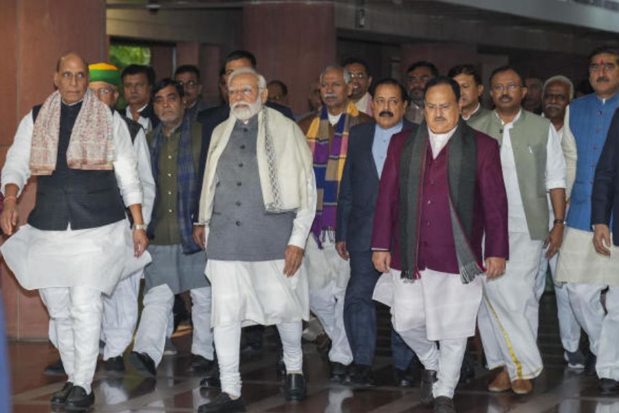 বিজেপি শিবিরের বক্তব্য, ২০১৯-এর লোকসভা নির্বাচনের সময়েও বিভিন্ন রাজ্যের প্রায় ১০৪ জন সাংসদ বাদ পড়েছিলেন। এ বারও শ’খানেক সাংসদের নাম বয়স ও কাজের নিরিখে বাদ পড়ার লাল খাতায় থাকছে।