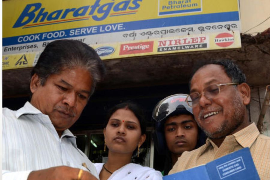 ইন্ডিয়াল অয়েলের পাশাপাশি ভারত পেট্রোলিয়াম ও হিন্দুস্থান পেট্রোলিয়ামের গ্রাহকেরাও বাড়িতে বসেই অনলাইনে আধার তথ্য যাচাই করতে পারবেন। সে ক্ষেত্রে ভারত পেট্রোলিয়ামের গ্রাহকদের হ্যালো বিপিসিএল (HelloBPCL) অ্যাপটি ডাউনলোড করতে হবে মোবাইলে।