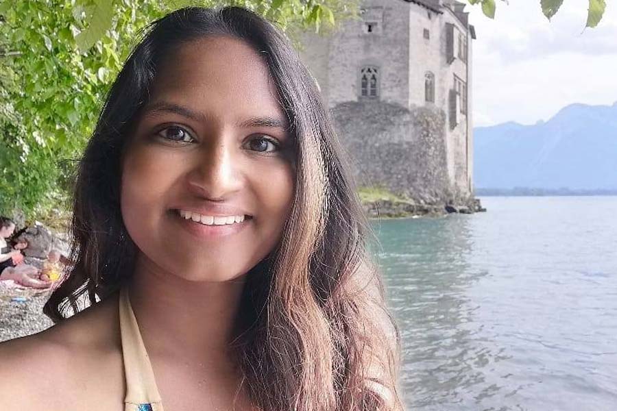 ১৯৯৬ সালের ৮ ফেব্রুয়ারি মুম্বইয়ে জন্ম বিদ্যা ফিলিপনের। জন্মের পর ‘মিশনারিজ় অফ চ্যারিটি’র একটি শাখায় বিদ্যাকে রেখে চলে যান তাঁর মা। তার পর সুইৎজ়ারল্যান্ডের এক দম্পতি দত্তক নেয় বিদ্যাকে।