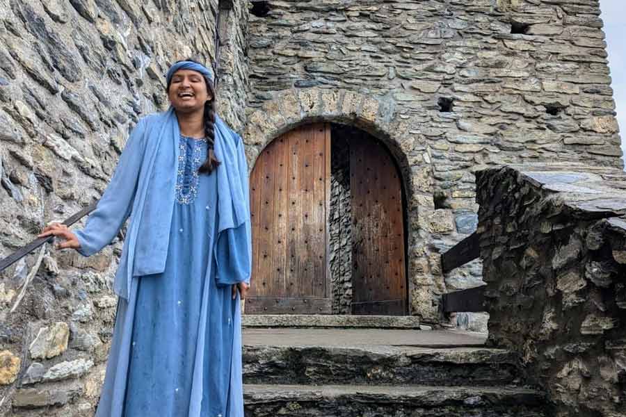 পড়াশোনার পর বিয়েও করেন বিদ্যা। স্বামীকে নিয়েই মায়ের সন্ধানে সুইৎজ়ারল্যান্ড থেকে মুম্বই ফেরেন।