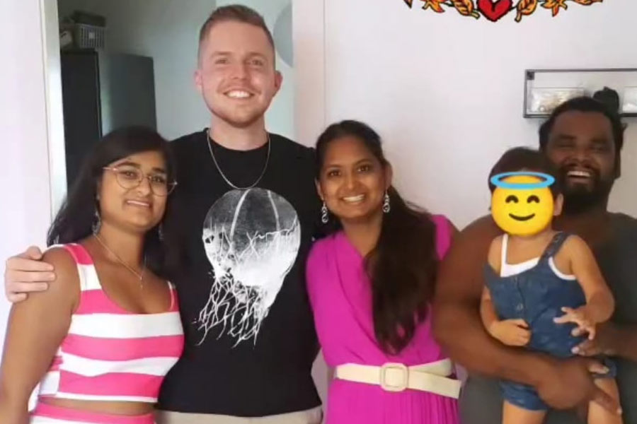 ভিলে পার্লে এলাকার ‘মিশনারিজ় অফ চ্যারিটি’র যে শাখায় বিদ্যাকে তাঁর মা রেখে গিয়েছিলেন সেখানে গিয়ে প্রথমে খোঁজ নিয়েছিলেন তরুণী।