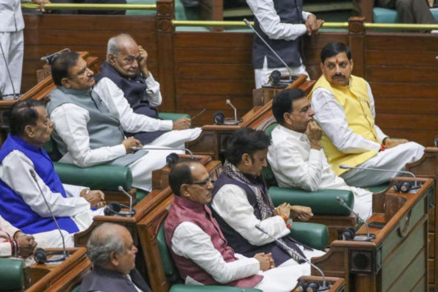 এখন নতুন সরকার যখন ক্ষমতায়, তখন কোষাগারের হাড় জিরজিরে অবস্থা। পরিস্থিতি এমনই যে, রাজ্যের দৈনন্দিন খরচ সামলাতেও ধার চাইতে হচ্ছে আরবিআইয়ের কাছে। বস্তুত, রাজনীতিই এখন গলার ফাঁস হয়ে উঠেছে মধ্যপ্রদেশের বিজেপি সরকারের।