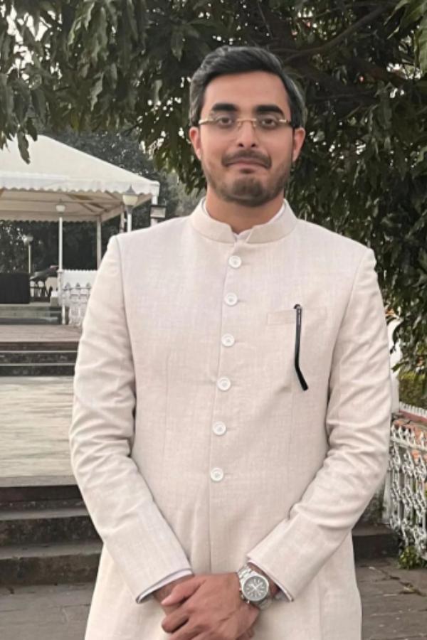 প্রদেশ কংগ্রেসের মুখপাত্র আব্বাস হাফিজ় বলেন, ‘‘মধ্যপ্রদেশের প্রতিটি শিশু ভূমিষ্ঠ হচ্ছে ৪০ হাজার টাকা ঋণ মাথায় নিয়ে। বিজেপি ক্রমশ মধ্যপ্রদেশকে দেউলিয়া হওয়ার পথে ধাক্কা দিয়ে এগিয়ে দিচ্ছে। হুঁশ ফিরবে কবে?’’ 