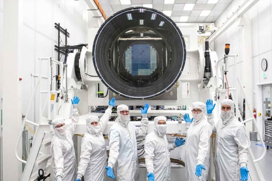 এলএসএসটি ক্যামেরার সামনে পাঁচ ফুট চওড়া একটি লেন্স রয়েছে।