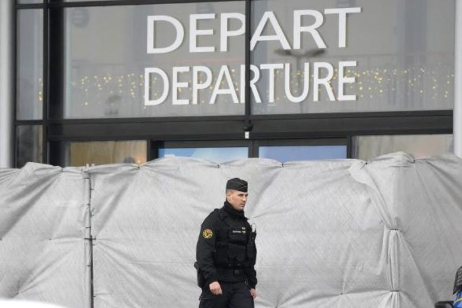 ফরাসি আইন অনুযায়ী বিদেশি নাগরিককে প্রাথমিক ভাবে চার দিন আটকে রাখতে পারে ফরাসি পুলিশ। বিচারকের অনুমতিসাপেক্ষে তা আট দিন পর্যন্ত বৃদ্ধি করা যায়। বিশেষ পরিস্থিতিতে এই সময়সীমা বর্ধিত করা যায় ২৬ দিন পর্যন্ত। মানুষ পাচারের অপরাধে ফ্রান্সে ২০ বছর পর্যন্ত জেল হতে পারে।