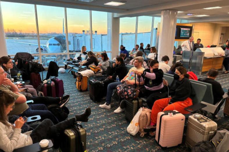 তাঁর কথায়, ‘‘৩০৩ জন, এই সংখ্যাটি বিশেষ উদ্বেগজনক নয়। তাঁরা বাতাসহীন ও খাদ্যহীন অবস্থায় ট্রাকে বন্ধ নেই।’’ লিলিয়ানার দাবি, ‘লেজেন্ড এয়ার’ ঘটনায় অসন্তুষ্ট। কারণ, এতে তাদের আর্থিক ও ভাবমূর্তির ক্ষতি হয়েছে।