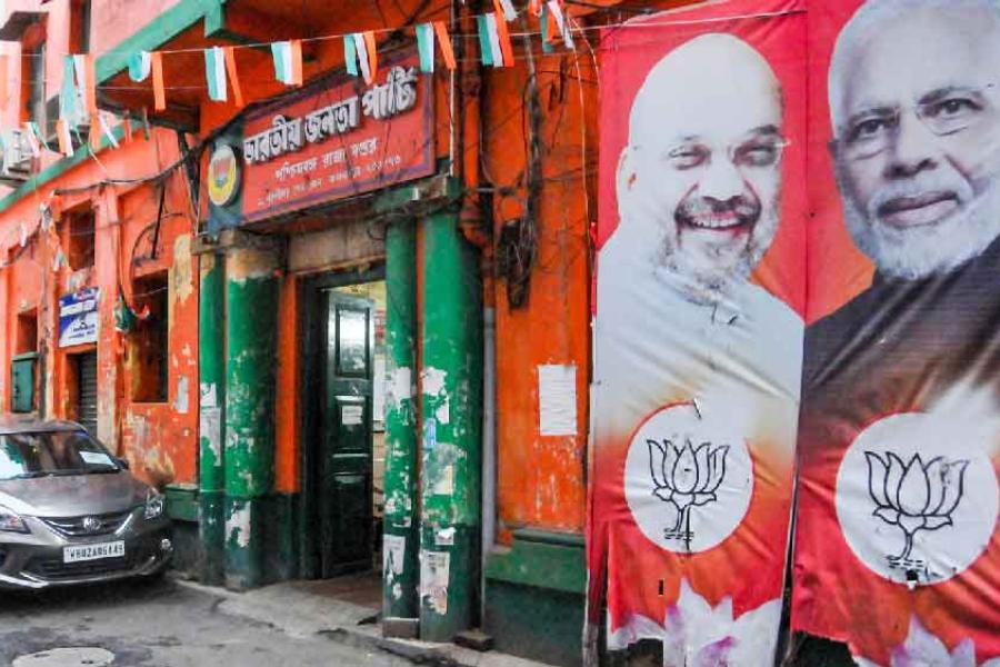 মুরলীধর সেন লেনের দফতরের কিছুটা অংশ কলকাতা উত্তর জেলা ব্যবহার করবে। বেশি অংশ জুড়ে চলবে জার্ভিসের কাজ। সল্টলেকের সেক্টর ফাইভে বিজেপি যে নতুন রাজ্য দফতর করেছে, লোকসভা নির্বাচনে সেটিই হবে দলের প্রধান ‘ওয়ার রুম’। ওই পাঁচ তলা বাড়ির চারটি তলা নিয়ে প্রথমে বিজেপি দফতর বানায়। চার তলায় ছিল অন্য একটি সংস্থার অফিস। সম্প্রতি সেই তলাটিও বিজেপি নিয়ে নিয়েছে। 