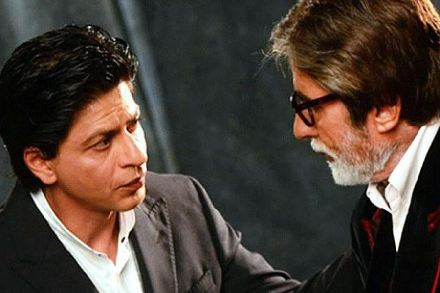 অমিতাভ বচ্চন থেকে শাহরুখ খান, আমির খান থেকে অক্ষয় কুমার, রণবীর সিংহ— বলিউডের সর্বোচ্চ উপার্জনকারী অভিনেতাদের তালিকায় নাম লিখিয়েছেন বহু তারকা। কিন্তু সম্পত্তির নিরিখে কোন বলি অভিনেতার পরিবার শীর্ষে তা জানেন কি?