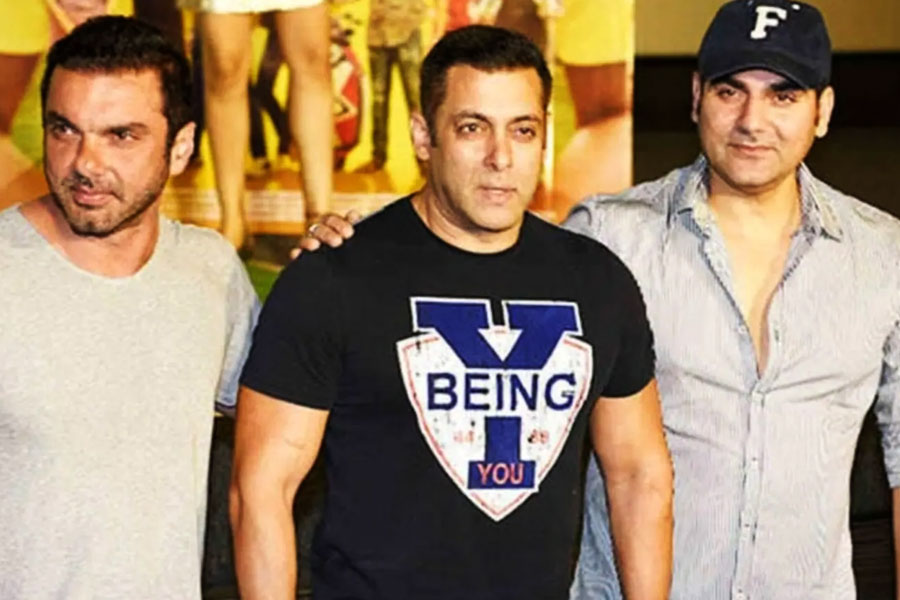 বলিউডের জনপ্রিয় ছবিনির্মাতাদের মধ্যে অন্যতম হলেন সেলিম খান। তাঁর তিন পুত্র সলমন, আরবাজ় এবং সোহেল বর্তমানে সম্পূর্ণ বলিপাড়ায় সম্পত্তির নিরিখে এগিয়ে।