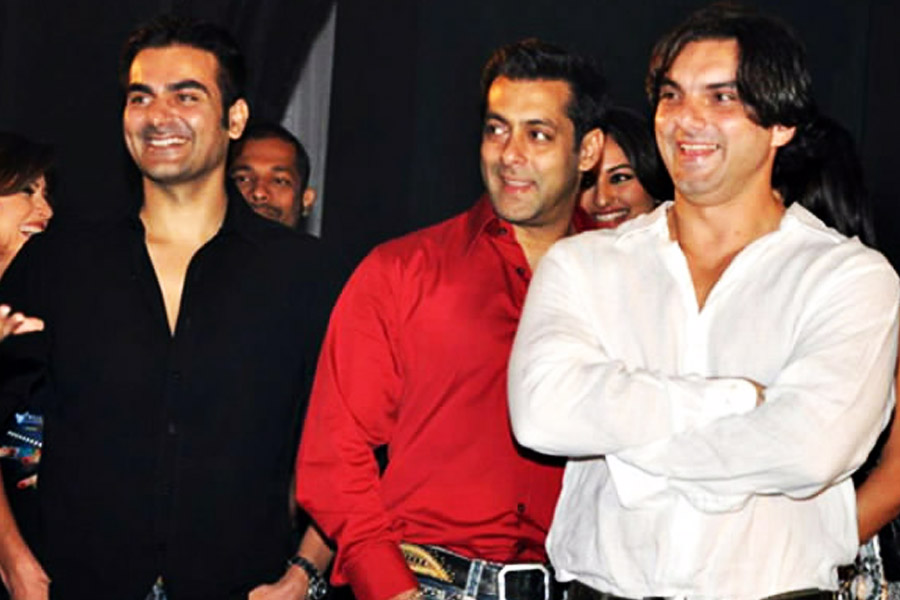 সলমনের একার যে পরিমাণ সম্পত্তি রয়েছে সে নিরিখে অনেক কম সম্পত্তি রয়েছে আরবাজ় এবং সোহেলের।