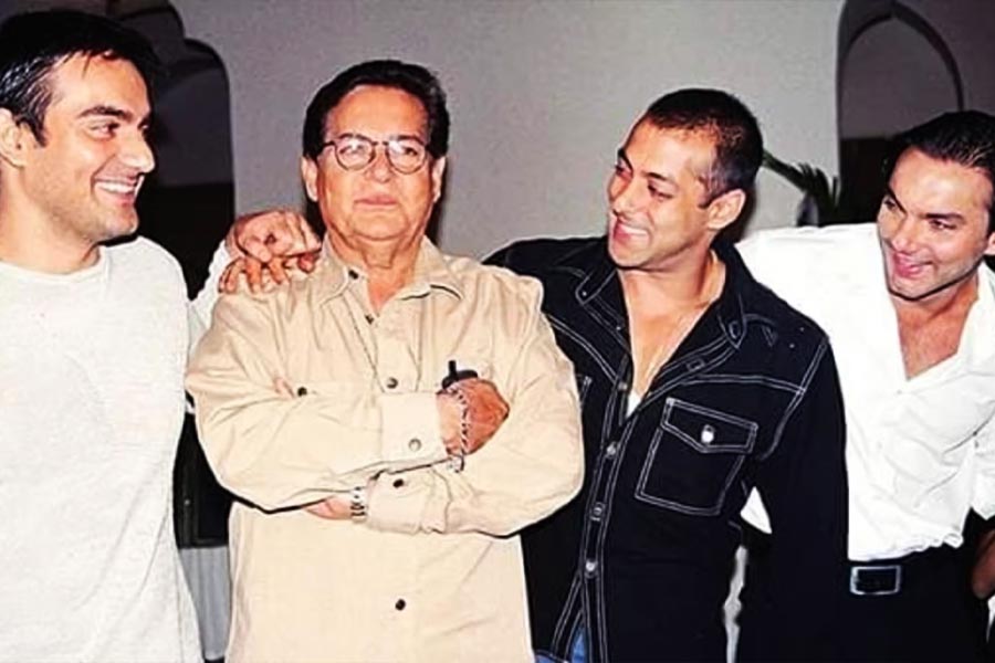 সেলিম এবং তাঁর তিন পুত্রের মোট সম্পত্তির পরিমাণ ৪৭৪৯ কোটি টাকা।