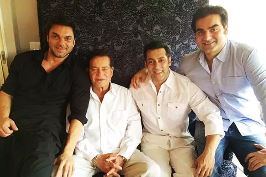 বলিপাড়া সূত্রে খবর, খান পরিবারের মোট সম্পত্তির পরিমাণ ৫২৫৯ কোটি টাকা। তার মধ্যে সেলিম এবং তাঁর তিন পুত্র বাদে খান পরিবারের অন্যান্য সদস্যের মোট সম্পত্তির পরিমাণ ৫১০ কোটি টাকা।