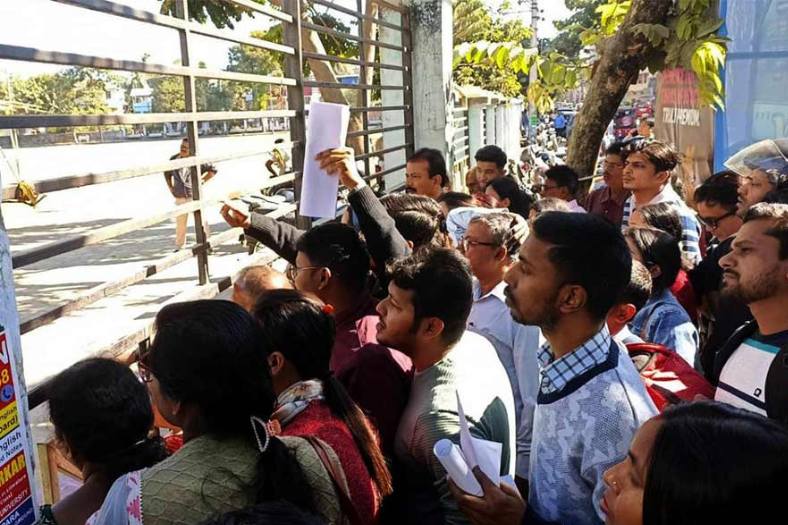 এ বার কৃত্রিম মেধা নিয়ে আরেকটি আশঙ্কা সত্যি হল। বড় দিনের ঠিক আগে এআই এর কারণে চাকরি গেল ১০০০ কর্মীর। 