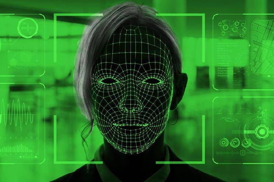 এক জনের শরীরে আর এক জনের মুখ নিখুঁত বসিয়ে দেওয়ার ঘটনায় বিপন্ন বোধ করছিলেন অনেকেই। এ বার দেখা গেল কর্মীছাঁটাই।