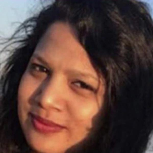 ছাত্রীর বয়স ২৯। নাম ময়ূষি ভগত। বছর কয়েক আগে প্রযুক্তি নিয়ে পড়াশোনা করতে নিউ ইয়র্কে গিয়েছিলেন তিনি। হঠাৎই এক দিন উধাও হয়ে যান। 