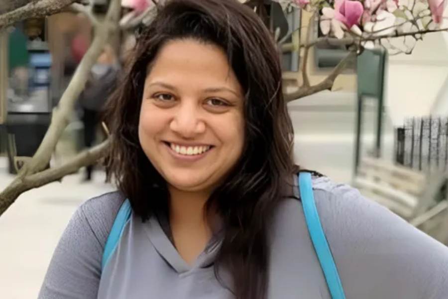 কিন্তু কে এই ময়ূষি? পুলিশের রেকর্ড বলছে ১৯৯৪ সালে ভারতেই জন্ম এই তরুণীর। ২০১৬ সালে এফ ওয়ান স্টুডেন্ট ভিসা নিয়ে তিনি আমেরিকায় যান। ভর্তি হন নিউ ইয়র্ক ইনস্টিটিউট অফ টেকনোলজিতে।