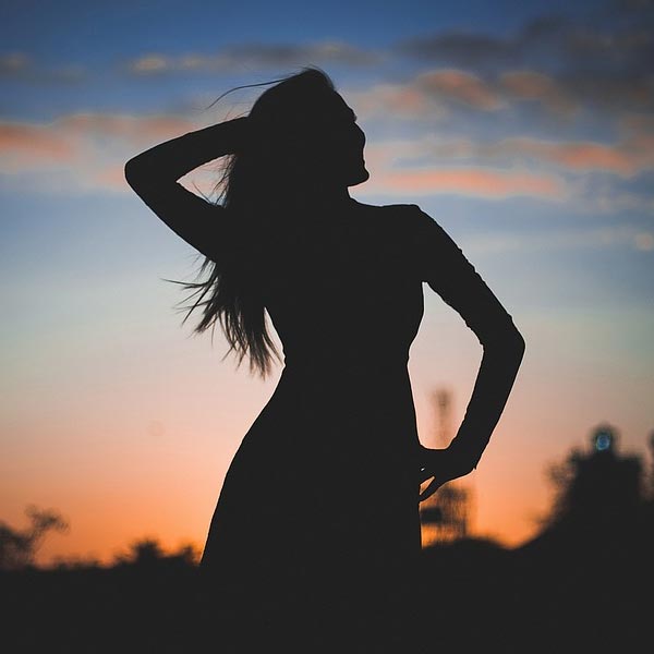 শ্যামলা রঙের দীর্ঘাঙ্গি ময়ূষির উচ্চতা সাধারণ ভারতীয় মেয়েদের থেকে অনেকটাই বেশি— ৫ ফুট ১০ ইঞ্চি। তার চোখের মণি বাদামি রঙের। চুল কালো। 