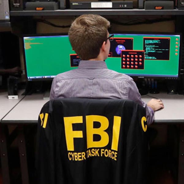 এ হেন ময়ূষির নাম এফবিআইয়ের মোস্ট ওয়ান্টেড পেজে উঠল কি শুধু চার বছর ধরে নিখোঁজ থাকার জন্য? তা না হলে ভারতীয় ছাত্রীকে নিয়ে এত দিন পরে এফবিআইয়ের সক্রিয়তা কেন? কারণ খুঁজতে গিয়ে ক্রমশই ঘনাচ্ছে ময়ূষি অন্তর্ধান রহস্য। 