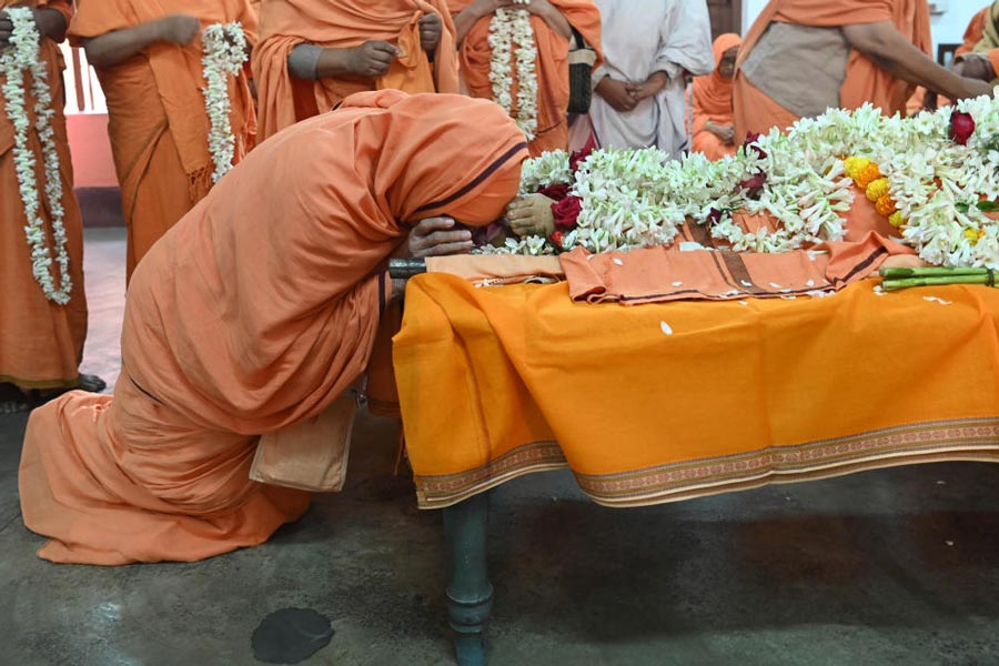 প্রব্রাজিকা অমলপ্রাণাকে শেষ শ্রদ্ধা। সারদা মঠে।