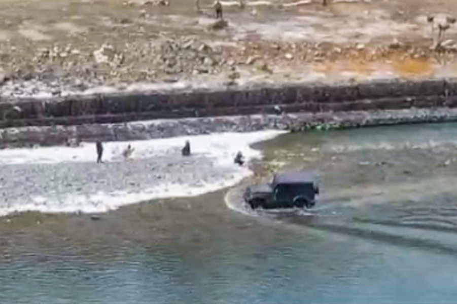 A Tourist drives car through river to beat Himachal Traffic Jam