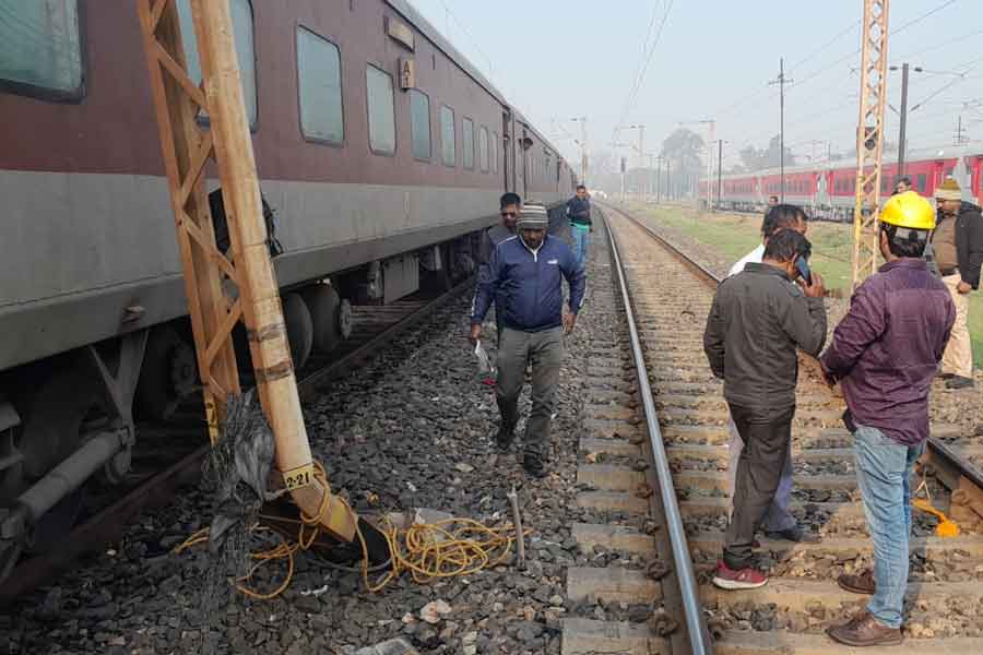 Train services disruption due to an electric poll near Asansol station