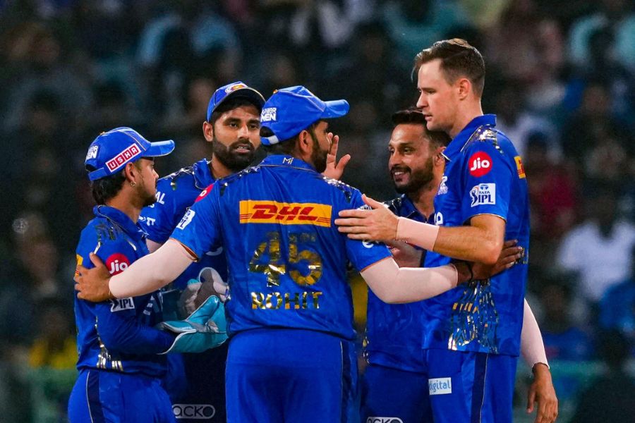 কেন মুম্বইয়ে খেলার জন্য ক্রিকেটারদের এত ইচ্ছা রয়েছে? আসলে, আইপিএলে শুধু সাফল্য নয়, পরিচালনার ব্যাপারেও অন্যতম সেরা দল মুম্বই। ক্রিকেটার তুলে আনার ব্যাপারে তাদের জুড়ি নেই। পেশাদারিত্বও দেখার মতো। মুম্বইয়ের হয়ে খেলে জাতীয় দলের দরজা খুলে গিয়েছে অনেক ক্রিকেটারের। সূর্য, বুমরা, খোদ হার্দিকই তার উদাহরণ।