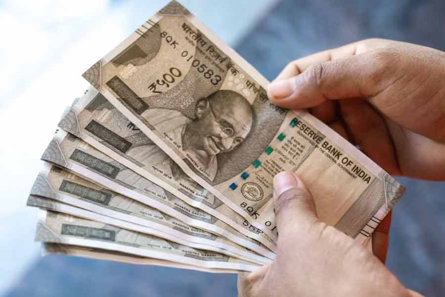 তদন্তকারীরা জানতে পারেন, ওই ভুয়ো ব্যাঙ্কে কয়েকশো কর্মী চাকরি করতেন। তাঁদের মাসে ২-৭ লক্ষ টাকার বেতন এবং সিনিয়র এগজ়িকিউটিভ পদের লোভ দেখানো হত। সেই লোভেই তাঁরা নিয়ম-বহির্ভূত ভাবে লক্ষ লক্ষ টাকা তুললেন বাজার থেকে।