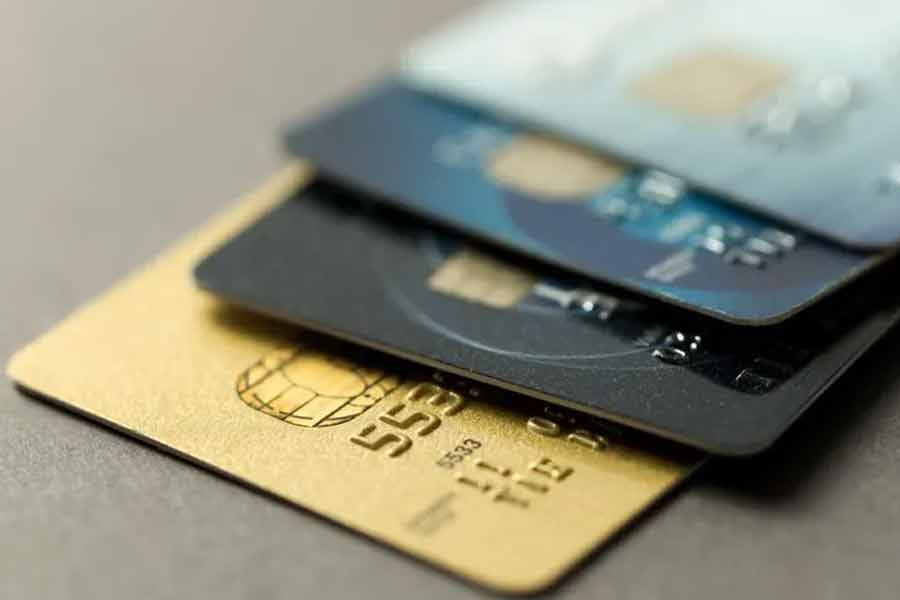 শুধু তাই নয়, অন্য ব্যাঙ্কের ক্রেডিট কার্ডে ভুয়ো ব্যাঙ্কের নামে স্টিকার লাগিয়েও গ্রাহকদের দেওয়া হত।