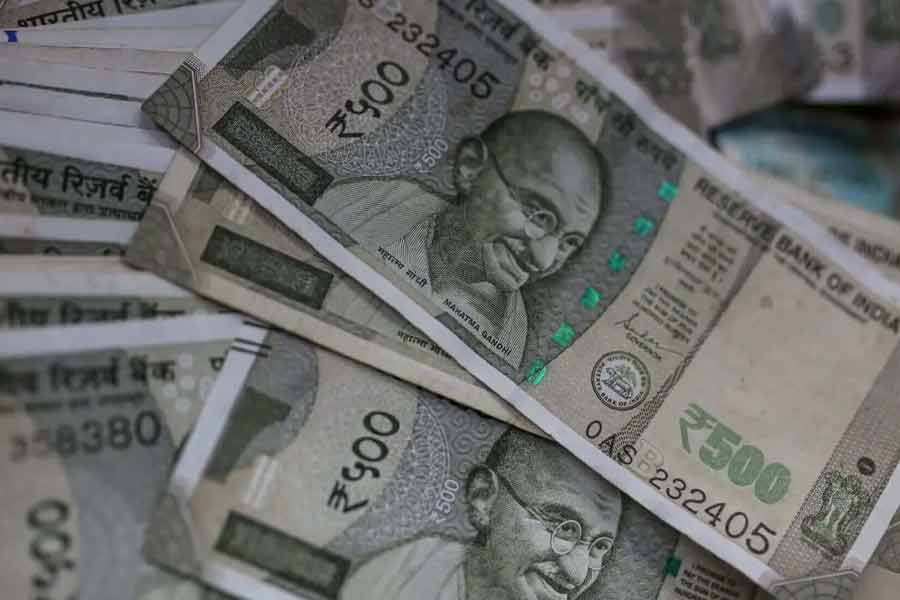 চন্দ্র গ্রেফতার হওয়ার সময় তাঁর কাছ থেকে ভুয়ো পাসপোর্ট, রেজিস্ট্রেশন সার্টিফিকেট, স্ট্যাম্প পেপার আর ৫৭ লক্ষ টাকা নগদ উদ্ধার হয়েছিল। এই দুর্নীতিতে আরও যাঁরা জড়িত, তাঁদের খোঁজে এখনও তল্লাশি চালাচ্ছে চেন্নাই পুলিশ। 