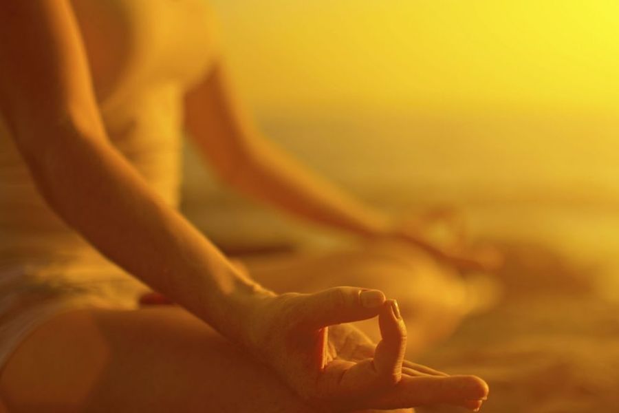 ভ্রামরী প্রাণায়াম- প্রাণায়ামটি করার সময়ে ভ্রমরের মতো গুঞ্চন হয়, তাই এই নামকরণ। দুই হাতের তর্জনী, দুই কানের উপর রাখুন। নাক দিয়ে ধীরে ধীরে একটি গভীর শ্বাস ভিতরে টানুন।