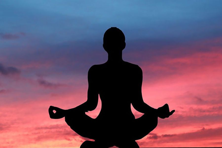 এ বার মুখ দিয়ে ধীরে ধীরে নিশ্বাস ছাড়ার সময়ে গলা দিয়ে নিচু স্বরে একটি ‘হুম’ আওয়াজ করুন। এই প্রাণায়াম রোজ করতে পারলে মানসিক চাপ কমে, দূর হয় ক্লান্তি। স্নায়ুকে শান্ত করে।