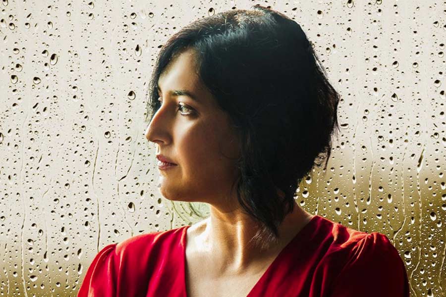 বলিপাড়া সূত্রে খবর, রণবীরের সঙ্গে চারুর বয়সের ব্যবধান মাত্র এক বছরের। চারুর থেকে রণবীর এক বছরের ছোট। বয়সের এমন তফাত থাকতে রণবীরের নায়িকা না হয়ে মায়ের চরিত্র কেন বেছে নিলেন চারু?