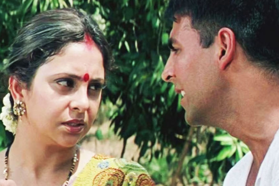 ‘ওয়াক্ত’ ছবিতে অক্ষয়ের মায়ের চরিত্রে অভিনয় করতে দেখা যায় শেফালি শাহকে। বলিপাড়া সূত্রে খবর, অক্ষয় এবং শেফালির বয়সের পার্থক্য খুব একটা বেশি নয়।