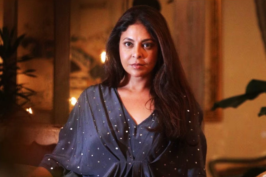 বলিপাড়া সূত্রে খবর, ‘ওয়াক্ত’ ছবির শুটিংয়ের সময় অক্ষয়ের বয়স ছিল ৩৭ বছর। অন্য দিকে শেফালির বয়স ছিল ৩২ বছর।