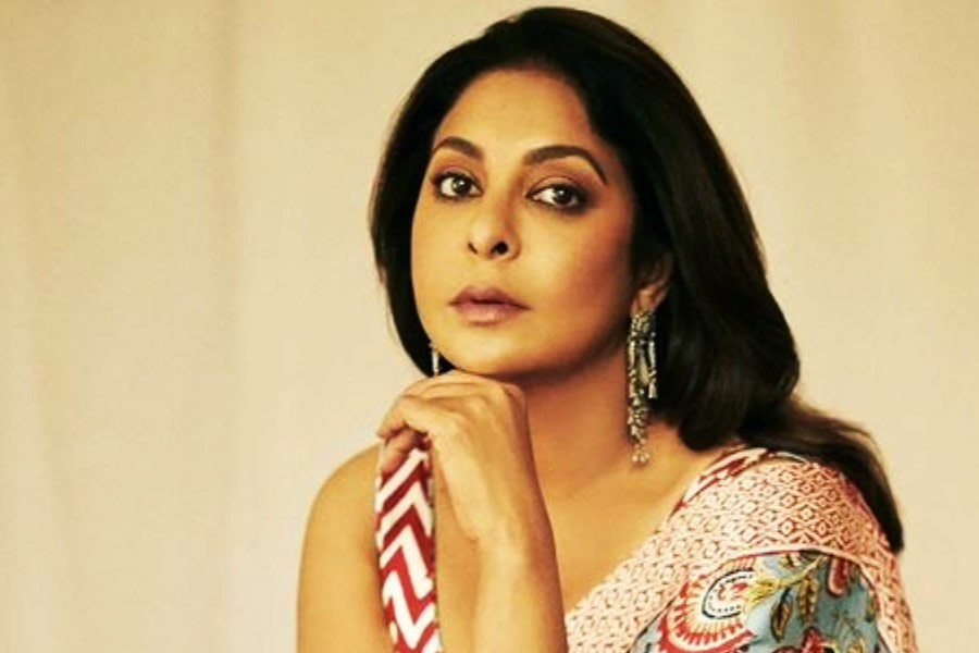 ‘ওয়াক্ত’ ছবিতে অক্ষয়ের মায়ের চরিত্রে অভিনয় করতে হয় শেফালিকে। অক্ষয়ের চেয়ে পাঁচ বছরের ছোট হওয়া সত্ত্বেও অভিনেতার মায়ের চরিত্রে অভিনয় করেছিলেন তিনি।