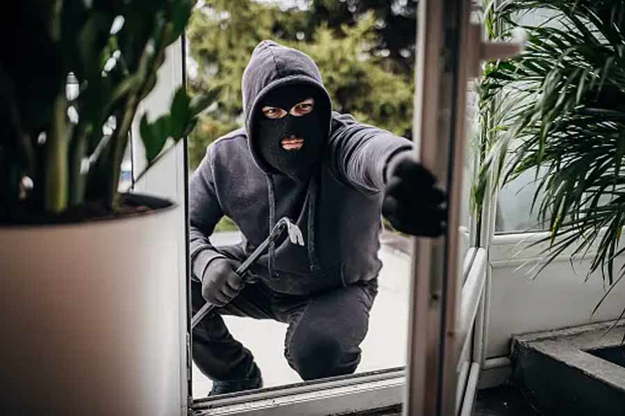 অনেক কাঠখড় পুড়িয়ে, জীবনের ঝুঁকি নিয়ে অদ্ভুত কিছু জিনিসপত্রও চুরি করেছেন কেউ কেউ। যা অর্থমূল্যের নিরিখে নেহাতই সাধারণ। 