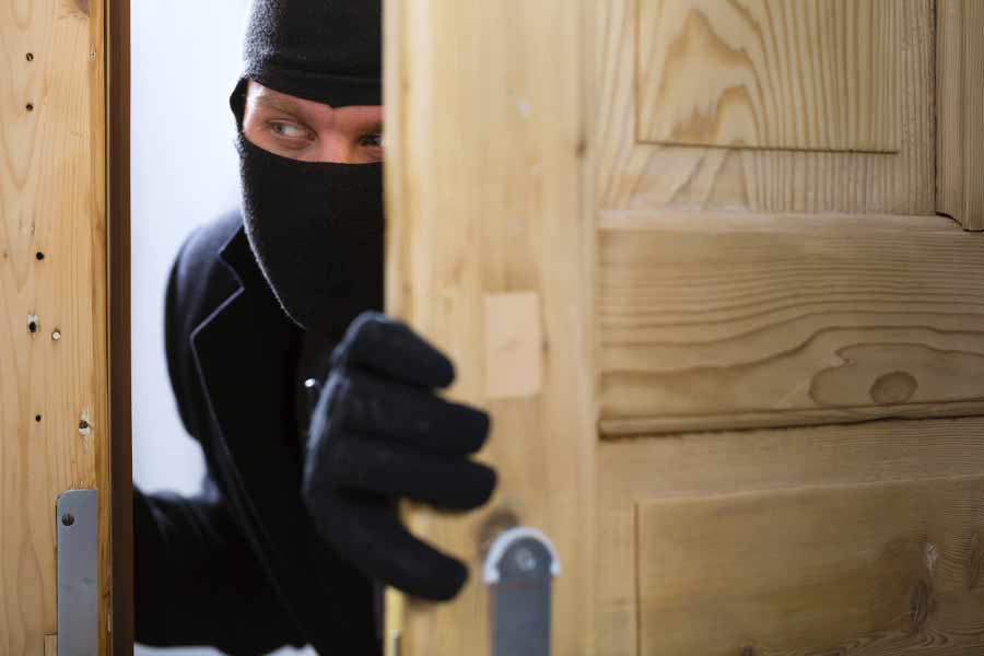 খাবার সরবরাহকারীর ভেক ধরে বাড়ির বারান্দা থেকে পার্সেল চুরি করার ঘটনাও ধরা পড়েছে সিসি ক্যামেরায়। যিনি কাণ্ডটি ঘটিয়েছেন, সেই মহিলার পোশাক দেখে মনে হয় তিনি সম্ভ্রান্ত পরিবারের। ফুটেজটি দিয়েছে নাসাউ পুলিশ।