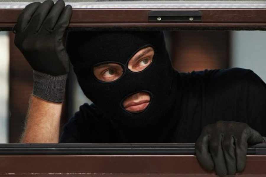 মুখ লুকোতে হাতের কাছে পাওয়া কার্ডবোর্ডের বাক্সেও মাথা গলিয়ে নিয়েছেন কেউ। ওই ভাবেই মোবাইলের দোকানে ঢুকে ডাকাতি করেছেন। তুলে নিয়ে গিয়েছেন কোটি টাকার মোবাইল। 