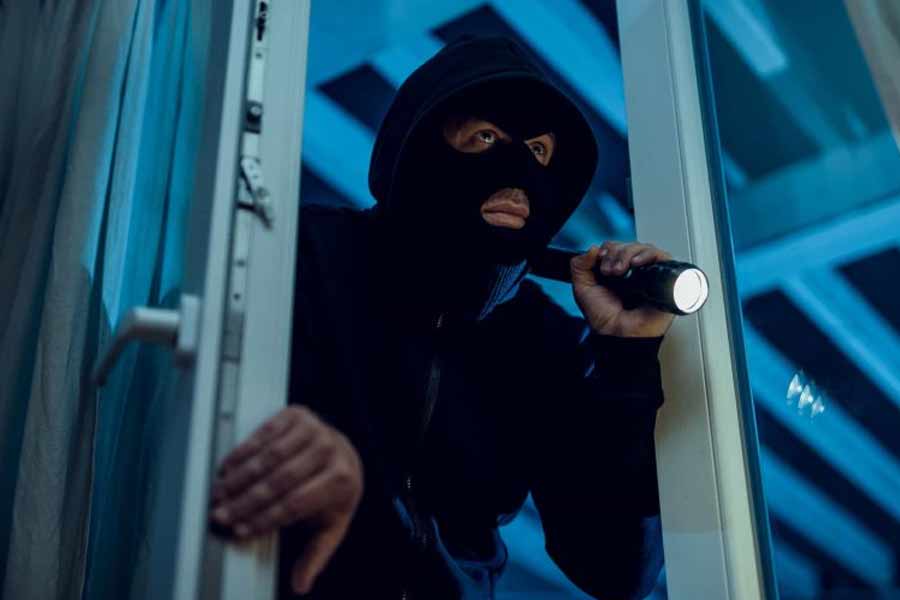 তবে সব চুরি যে খুব মসৃণ ভাবে হয়েছে তা-ও নয়। আসবাব চুরি করে পালাতে গিয়ে বমাল গাড়িতে ঢুকতেই পারছিলেন না এক ব্যক্তি। সে এক মারাত্মক পরিস্থিতি।