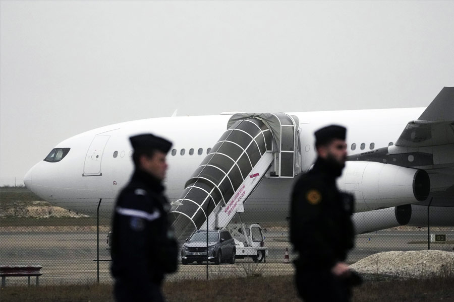 এই ২৭ জনই ফ্রান্সের কাছে আশ্রয় চেয়েছেন। আন্তর্জাতিক আইন অনুসারে, কোনও ব্যক্তি কোনও দেশের প্রশাসনের কাছে আশ্রয় চাইলে তাঁকে জোরপূর্বক তাঁর দেশে ফিরিয়ে দেওয়া যায় না।