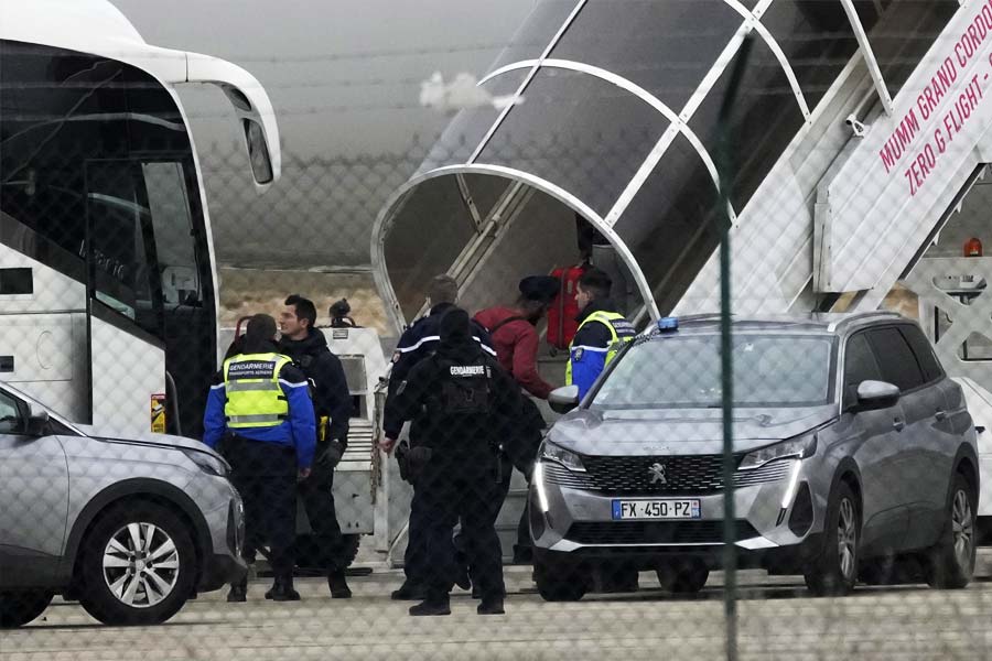 তবে শরণার্থী সমস্যা নিয়ে যখন উন্নত দেশগুলি জেরবার, তখন ফ্রান্স এই যাত্রীদের সম্পর্কে যথেষ্ট খোঁজখবর নিয়েই আশ্রয় চাওয়ার আর্জি মঞ্জুর করবে বলে মনে করা হচ্ছে। ইতিমধ্যেই প্যারিস বিমানবন্দরে ওই যাত্রীদের কাগজপত্র খতিয়ে দেখতে শুরু করেছে ফরাসি পুলিশ।