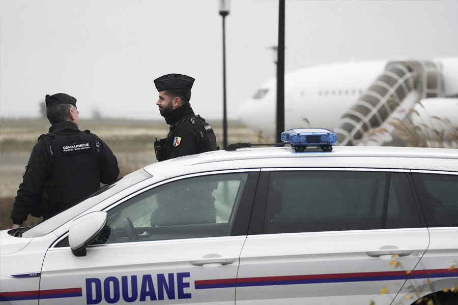 এই যাত্রীদের মধ্যে দু’জনের বিরুদ্ধে মানব পাচারের অভিযোগ রয়েছে। তাঁদের বেশ কয়েক দফায় জিজ্ঞাসাবাদও করা হয়েছে। বাকিদের আপাতত ফ্রান্সে থাকার অনুমতি দেওয়া হলেও ওই দু’জনকে দেশ ছাড়তে বলার নির্দেশ দেওয়া হয়েছে বলে দাবি করেছেন তাঁদের আইনজীবী।