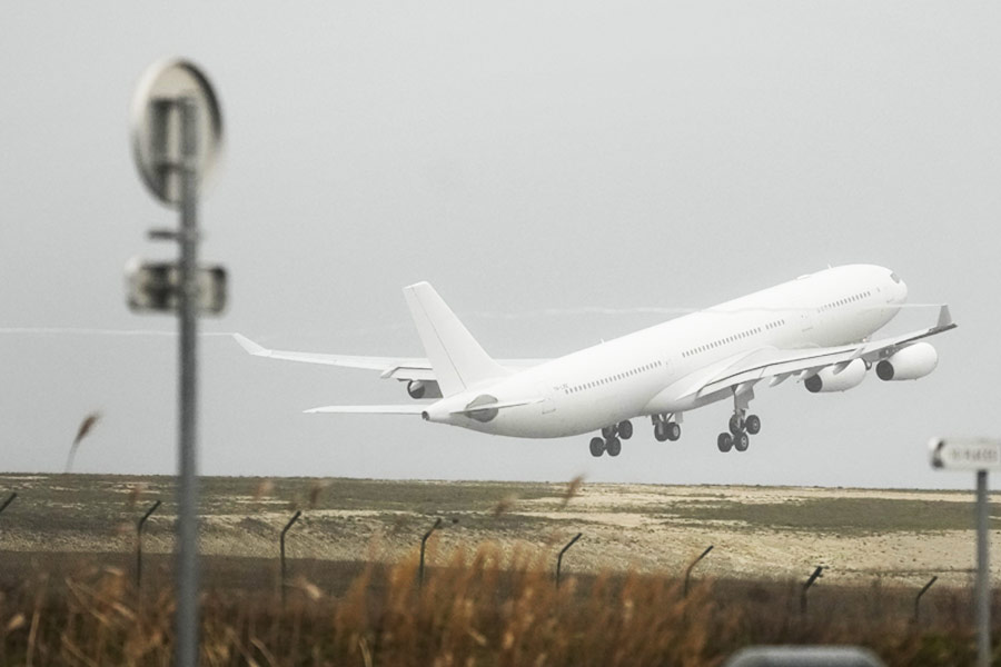 গত শুক্রবার জ্বালানি ভরার জন্য প্যারিস থেকে ১৫০ কিলোমিটার দূরে শালোন-ভ্যাত্রি বিমানবন্দরে অবতরণ করেছিল আদতে নিকারাগুয়ার উদ্দেশে উড়ে যাওয়া ওই বিমানটি। বিমানে যাত্রীদের মধ্যে ছিল ১১টি শিশু, যাদের কোনও অভিভাবক ছিল না।