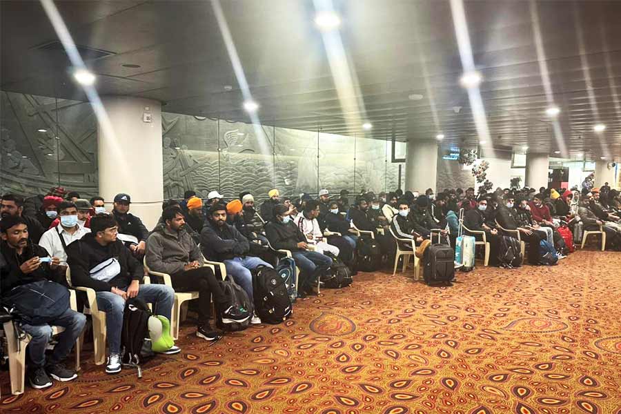 ফরাসি প্রশাসনের সন্দেহ হয় যে, পাচারের উদ্দেশ্যেই তাদের নিকারাগুয়া নিয়ে যাওয়া হচ্ছে। তৎক্ষণাৎ বিমানটিকে আটক করার সিদ্ধান্ত নেওয়া হয়। আটকে পড়া যাত্রীদের জন্য বিমানবন্দর চত্বরেই থাকা-খাওয়ার বন্দোবস্ত করা হয়।