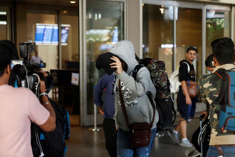 এমনিতে ফ্রান্সে মানব পাচারের জন্য কোনও ব্যক্তি দোষী সাব্যস্ত হলে সর্বোচ্চ ২০ বছরের জন্য তাঁকে সাজা দেওয়া হয়ে থাকে। তবে কেবল মানব পাচার নয়, ফরাসি প্রশাসন এই বিমান নিয়ে অন্য আশঙ্কাও করছে।