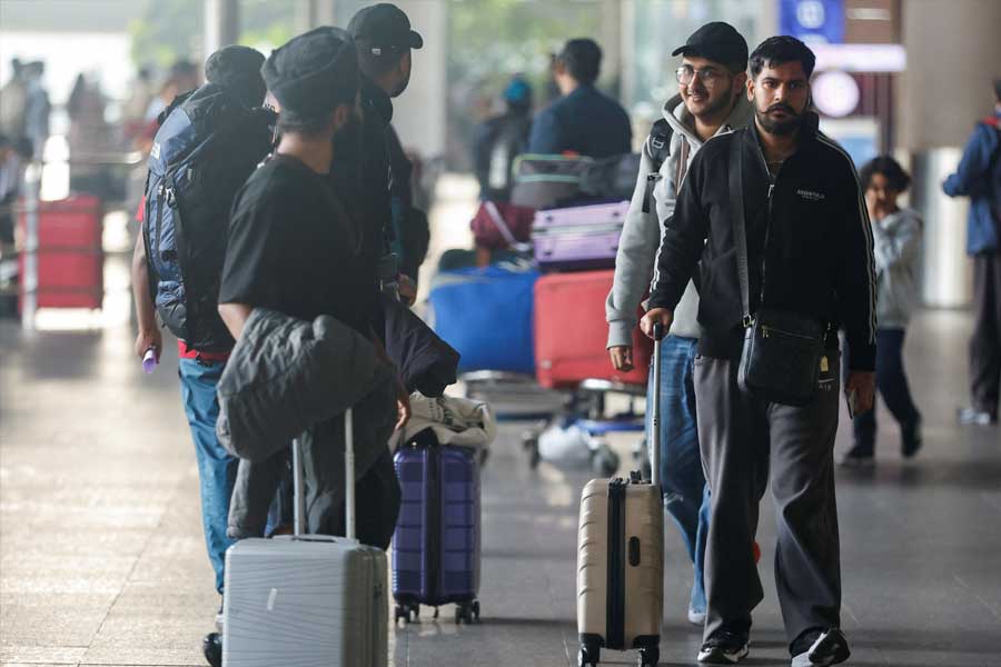 এই খবরের সূত্রে অনেকেরই মনে পড়ছে ‘ডাঙ্কি ফ্লাইট’-এর কথা। কারণ নিকারাগুয়া দিয়ে প্রতি বছর বিশ্বের নানা প্রান্তের মানুষ আমেরিকায় ঢোকার চেষ্টা করেন। মূলত নথিপত্র সংক্রান্ত কড়াকড়ি কম হওয়ার কারণেই এই পথ বেছে নেন তাঁরা।