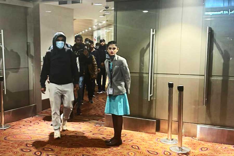 আমেরিকার অন্যতম মিত্র দেশ হিসাবে ফ্রান্স বিষয়টিকে খুব একটা লঘু করে দেখবে বলে মনে করছেন না অনেকেই। ঘটনাচক্রে, যে দিন এই বিমানটিকে আটক করা হয়, সে দিনই প্রজাতন্ত্র দিবসের প্রধান অতিথি হিসাবে ফরাসি প্রেসিডেন্ট ইমানুয়েল মাকরঁর নাম ঘোষণা করে ভারত।