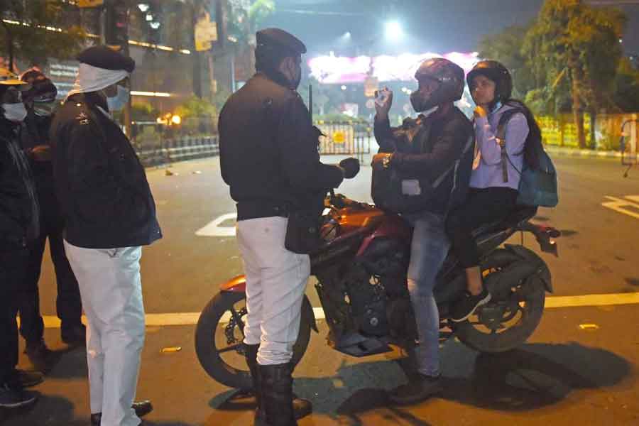 ট্র্যাফিক বিধি না মেনেই গাড়ি বাইক চলেছে সারা সন্ধে। বিশেষত, সোমবার সকাল থেকে রাত সারাদিনই হাজার হাজার মানুষের ভিড়ে ঠাসা ছিল শহরের সব রাস্তা। ট্র্যাফিক পুলিশের সতর্কতাও ছিল দেখার মতো। কিন্তু তার পরও একের পর এক ঘটল বেপরোয়া ঘটনা। 